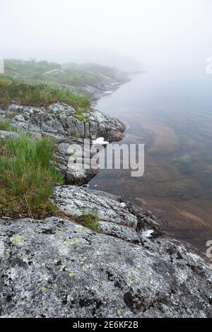 Dichter Nebel über dem See Soddatjorna in Forsand, Norwegen Stockfoto