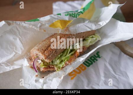 Berlin, Deutschland. Januar 2021. ABBILDUNG - EIN 'Thunfisch-Sandwich' aus der Fast-Food-Kette 'Subway' liegt auf einem Tisch. (Posed Scene) Quelle: Jörg Carstensen/dpa/Alamy Live News Stockfoto