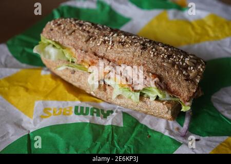 Berlin, Deutschland. Januar 2021. ABBILDUNG - EIN 'Thunfisch-Sandwich' aus der Fast-Food-Kette 'Subway' liegt auf einem Tisch. (Posed Scene) Quelle: Jörg Carstensen/dpa/Alamy Live News Stockfoto