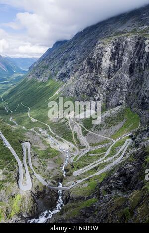 Trollstigen Pass mit Stigfossen Wasserfall vom Trollpfad Aussichtspunkt in Norwegen Stockfoto