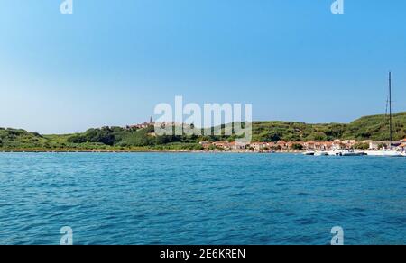 Schönes Dorf auf grüner Insel. Meer, Strand, Sommer in der Nähe von Susak, Kroatien. Stockfoto