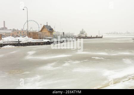 Finnland, Helsinki. 26. Januar 2021 Helsinki Böschung im Winter, gefrorenes Meer. Hochwertige Fotos Stockfoto