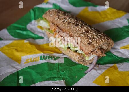 Berlin, Deutschland. Januar 2021. ABBILDUNG - EIN 'Thunfisch-Sandwich' aus der Fast-Food-Kette 'Subway' liegt auf einem Tisch. (Posed Scene) Quelle: Jörg Carstensen/dpa/Alamy Live News Stockfoto