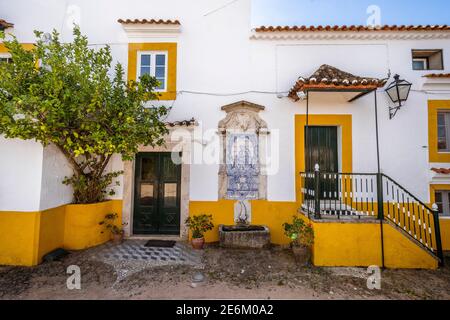 Typisches portugiesisches reiches Haus, das mit der Weinindustrie in Alentejo, Portugal, verbunden ist Stockfoto