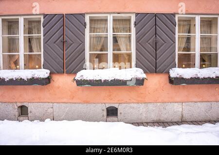 Finnland, Helsinki. 26. Januar 2021 Fenster und Fassade eines alten Gebäudes in Helsinki. Nahaufnahme. Hochwertige Fotos Stockfoto