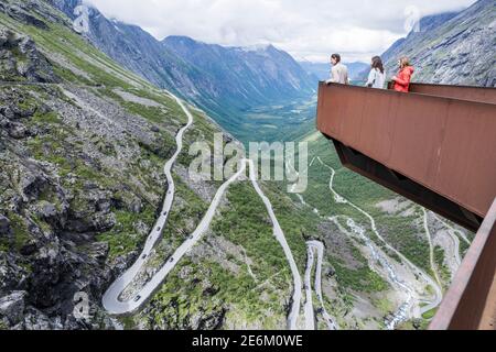 Touristen auf dem Trollstigen Aussichtspunkt bewundern den Trollstigen Berg Pass und die schöne Landschaft unter und um sie herum - Reisen Nach Norwegen Stockfoto