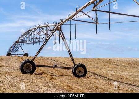 Bewegliches Bewässerungssystem auf einem trockenen Stoppelfeld in Alentejo, Portugal Stockfoto