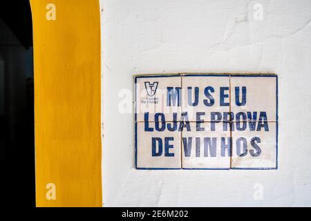 5. Oktober 2020 - Torre do Frade, Portugal: Anmeldung Portugiesisch Sprichwort Museum Shop und Weinprobe in einem der lokalen Weingüter in Alentejo Stockfoto