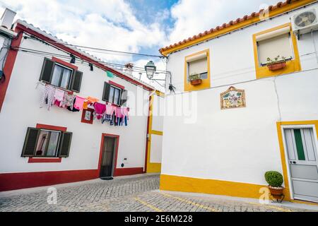 Traditionelle Häuser in einem kleinen ländlichen Dorf namens Vila Fernando in Alentejo, Portugal Stockfoto
