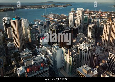 Panorama-Hochwinkel Blick auf Auckland Downtown von der Sky Tower Observatory an einem sonnigen Tag, Auckland, North Island, Neuseeland Stockfoto