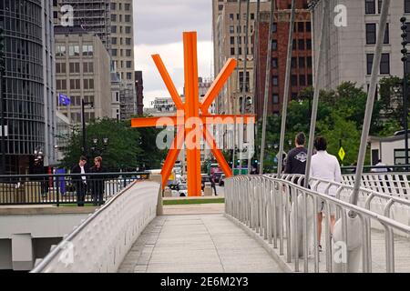 Fußgängerbrücke zum Milwaukee Art Museum mit der Calling Sculpture In Milwaukee Wisconsin Stockfoto