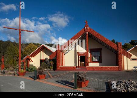 Horizontale Ansicht des auffälligen Wahiao Meeting House des Maori-Dorfes an einem sonnigen Tag, Whakarewarewa Dorf, Rotorua, Nordinsel, Neuseeland Stockfoto