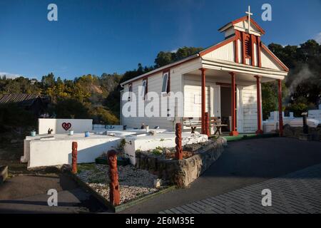 Die Kirche und der Friedhof des Whakarewarewa maori Dorfes, Rotorua, Neuseeland Stockfoto