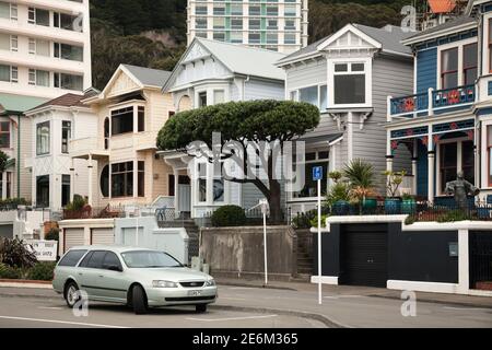 Horizontale Ansicht der Painted Ladies (eine Reihe von pastellfarbenen viktorianischen Häusern) in Oriental Bay Waterfront, Wellington, North Island, Neuseeland Stockfoto