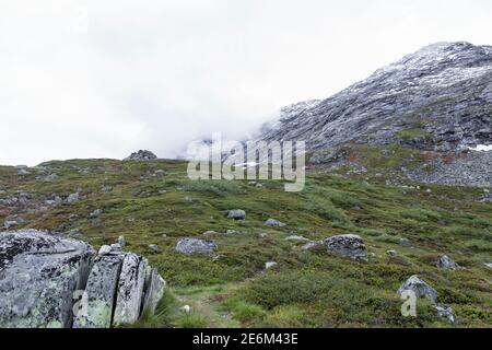 Felsiges Gelände rund um den Trollstigen Pass in Norwegen Stockfoto