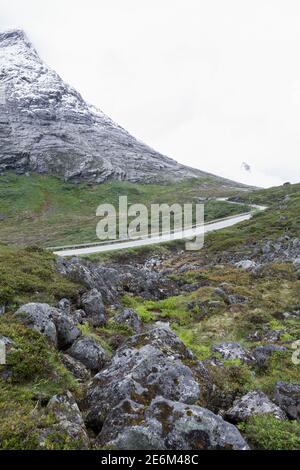Felsiges Gelände rund um den Trollstigen Pass in Norwegen Stockfoto