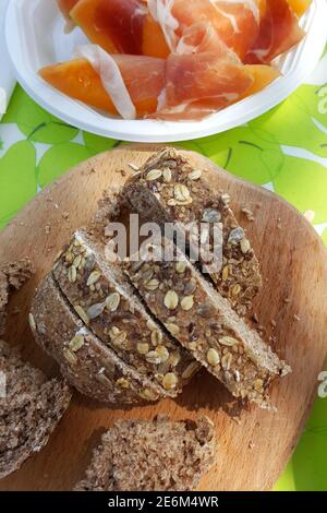 Brotscheiben mit Cerealien auf Schneidebrett. Draufsicht. Stockfoto