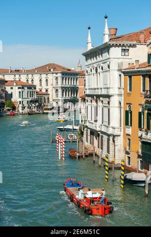 Auslieferungsboot auf dem Canal Grande Venedig, Italien. Stockfoto