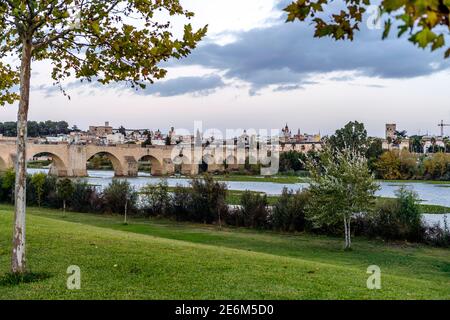 Mittelalterliche Palmas Brücke über den Fluss Guadiana in Badajoz, Extremadura, Spanien Stockfoto