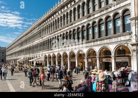 Touristen besuchen Markusplatz in der schönen Stadt Venedig, Italien. Stockfoto