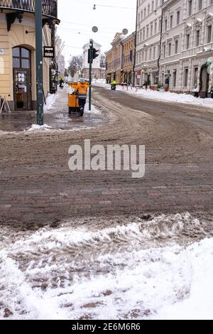 Finnland, Helsinki. 26. Januar 2021 EIN männlicher Postbote in Overalls liefert Post. Hochwertige Fotos Stockfoto