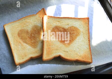 Leckere gebackene Toast auf dem Tisch Stockfoto