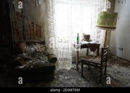 Vergessenes Wohnzimmer - Interieur und alte Möbel in einem Verlassenes Haus Stockfoto