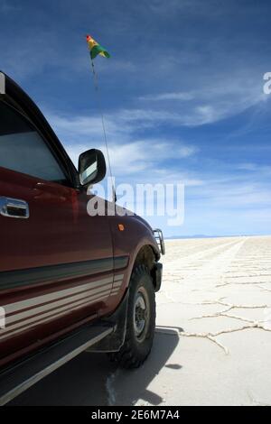 Uyuni, Bolivien. Oktober 2009. Ein Geländewagen fährt durch den Salar de Uyuni, aufgenommen am 17. Oktober 2009, in der Nähe von Uyuni, Bolivien. Der Salar de Uyuni ist die größte Salzpfanne der Welt und befindet sich in den bolivianischen Anden. Quelle: Hauke Schroder, weltweite Nutzung/dpa/Alamy Live News Stockfoto