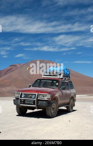 Ein Geländewagen steht am 15. Oktober 2009 auf einer Landebahn im Altiplano der Anden auf dem Weg von San Pedro de Atacama (Chile) nach Uyuni, Bolivien. Touristen aus aller Welt nutzen die Gelegenheit, den Nationalpark 'Reserva Nacional de Fauna Andina Eduardo Abaroa' mit dem Jeep zu erkunden. Foto: Hauke Schroder weltweit im Einsatz Stockfoto