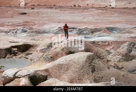 Ein Tourist auf einer Jeep-Tour während einer Rast im Geysirfeld «Sol de Manana» am 15. Oktober 2009. Das Geysir-Feld, das in der Anden Altiplano zwischen der chilenischen Stadt San Pedro de Atacama und Uyuni in Bolivien liegt, ist ein Geothermie-Gebiet auf 4850 Metern. Foto: Hauke Schroder weltweit im Einsatz Stockfoto