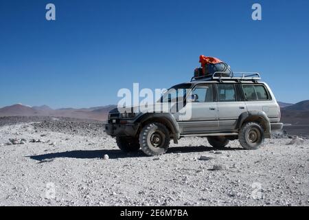 Ein Geländewagen steht am 15. Oktober 2009 auf einer Landebahn im Altiplano der Anden auf dem Weg von San Pedro de Atacama (Chile) nach Uyuni, Bolivien. Touristen aus aller Welt nutzen die Gelegenheit, den Nationalpark 'Reserva Nacional de Fauna Andina Eduardo Abaroa' mit dem Jeep zu erkunden. Foto: Hauke Schroder weltweit im Einsatz Stockfoto