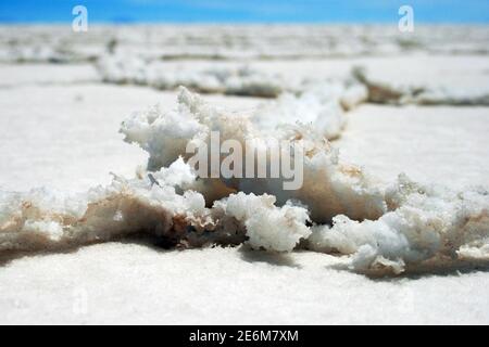 Uyuni, Bolivien. Oktober 2009. Die Salzkruste des Salar de Uyuni, aufgenommen am 17. Oktober 2009, in der Nähe von Uyuni, Bolivien. Der Salar de Uyuni ist die größte Salzpfanne der Welt und befindet sich in den bolivianischen Anden. Quelle: Hauke Schroder, weltweite Nutzung/dpa/Alamy Live News Stockfoto