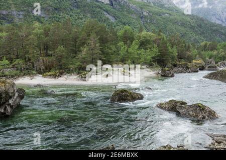 Sintflutartiger Strom Rauma fließt durch das Hochtal Romsdal in Norwegen Stockfoto