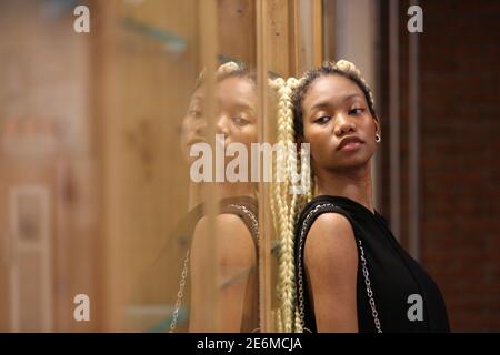 Portrait von fröhlichen jungen Teenager afroamerikanischen im Freien Stockfoto