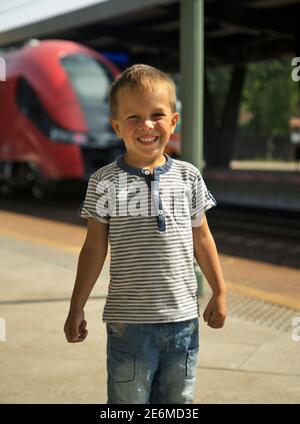 Kind am Bahnhof Torun Glowny in Torun. Polen Stockfoto