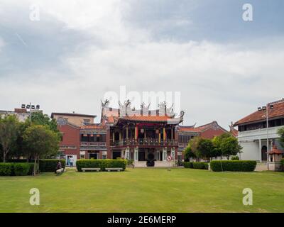 George Town, Penang, Malaysia: Historisches Gebäude eines taoistischen Tempels mit schöner Kunst und Architektur, gott und Drachen Statuen und pa Stockfoto