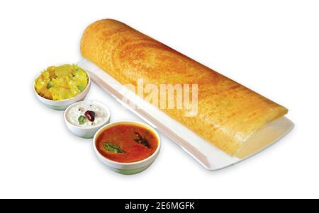 Südindische Masala Dhosa oder Dosa serviert mit sambhar, Kokos-Chutney, Red Chutney und Green Chutney, südindisches Frühstück Stockfoto