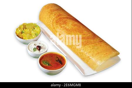 Südindische Masala Dhosa oder Dosa serviert mit sambhar, Kokos-Chutney, Red Chutney und Green Chutney, südindisches Frühstück Stockfoto