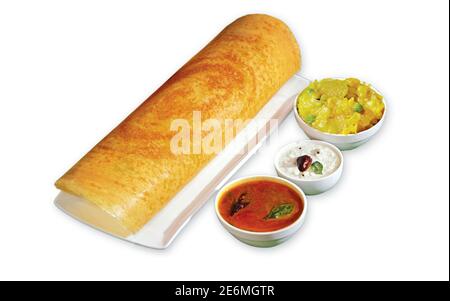 Südindische Masala Dhosa oder Dosa serviert mit sambhar, Kokos-Chutney, Red Chutney und Green Chutney, südindisches Frühstück Stockfoto