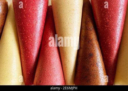 Fruchtlederzapfen aus der Nähe. Keine Zuckerfrucht Lederzapfen. Gesunde Ernährung. Äpfel Erdbeeren, Orangen Nahaufnahme, Draufsicht. Stockfoto