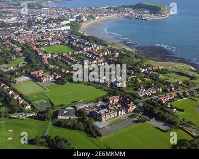 Luftaufnahme des Scarborough College mit der Stadt, Schloss und Nordsee im Hintergrund Stockfoto