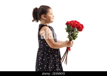 Kleines Mädchen mit einem Bündel von roten Rosen isoliert auf Weißer Hintergrund Stockfoto