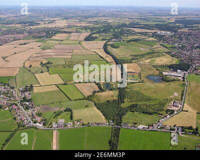 Luftaufnahme mit Blick auf Nord-Nord-Ost von Land auf beiden Seiten einer stillgestesten Eisenbahnlinie für die Entwicklung in Stanton, westlich von Swadlincote, South Derbyshire Stockfoto