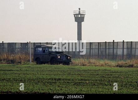 British Frontier Service führt mit britischen Streitkräften am Eisernen Vorhang. Die Grenze zwischen Ost- und Westdeutschland im Jahr 1983 Stockfoto