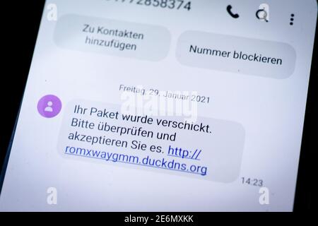 Berlin, Berlin, Deutschland. Januar 2021. Auf dem Display eines Smartphones ist eine SMS mit einer potentiell gefährlichen Nachricht zu sehen. Die gefälschte SMS zirkulierte landesweit und enthielt eine Anfrage, ''Ihr Paket wurde gesendet, bitte überprüfen Sie es.'' und einen Link mit der Endung 'uckdns.org''. Laut Polizei nutzen die Täter offenbar die Situation der Corona-Pandemie, in der viele Menschen Waren im Internet bestellen. Im schlimmsten Fall würde die Malware auf das Telefon geladen, weitere SMS gesendet und empfangen und möglicherweise die Fernsteuerung des Smartphs ermöglichen Stockfoto