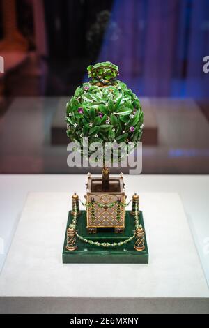 Sankt Petersburg, Russland - ca. Dezember 2017: Grünes Lorbeer-Osterei Faberge im Faberge-Museum im Shuvalov-Palast. Stockfoto