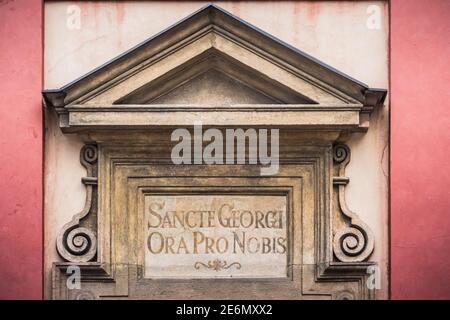 Lateinische Inschrift 'Sancte Georgi Ora Pro Nobis' - 'Saint George Pray for US' über dem Eingang zur St. Georges Basilika in Prag, Tschechische Republik Stockfoto