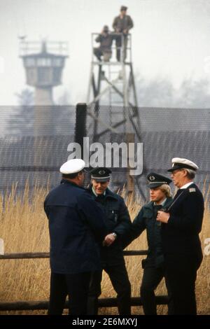 British Frontier Service führt mit britischen Streitkräften am Eisernen Vorhang. Die Grenze zwischen Ost- und Westdeutschland im Jahr 1983 Stockfoto