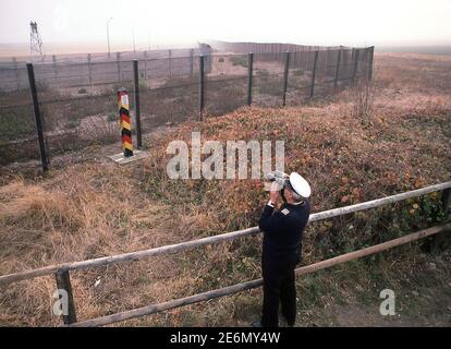 British Frontier Service führt mit britischen Streitkräften am Eisernen Vorhang. Die Grenze zwischen Ost- und Westdeutschland im Jahr 1983 Stockfoto