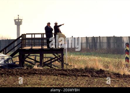 British Frontier Service führt mit britischen Streitkräften am Eisernen Vorhang. Die Grenze zwischen Ost- und Westdeutschland im Jahr 1983 Stockfoto